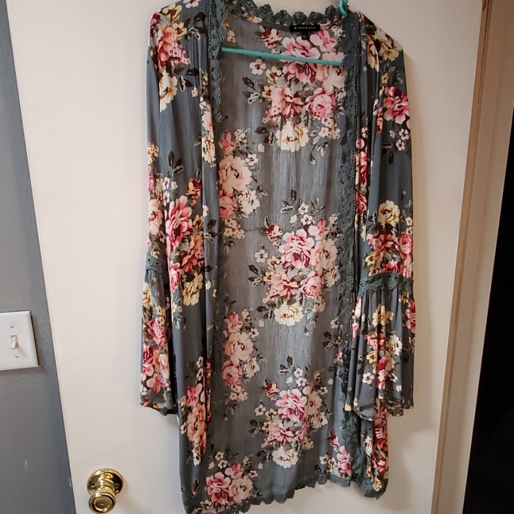 Boutique floral kimono